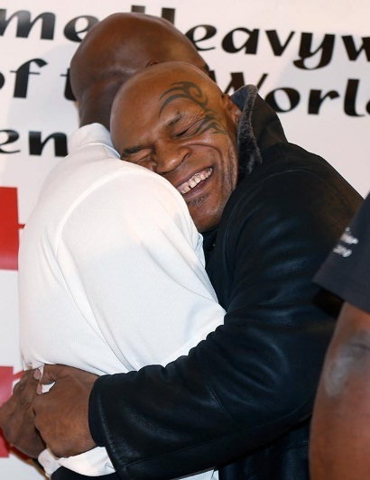 Mike Tyson i Evander Holyfield /fot. Screen /thesun.co.uk