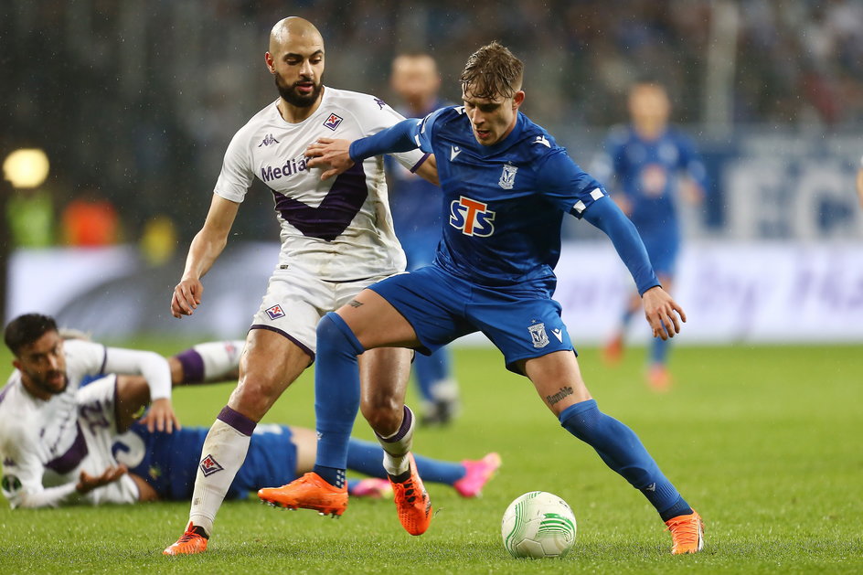 Michał Skóraś i Sofyan Amrabat podczas meczu Lech - Fiorentina (1:4). Czy Polak opuści latem polską ligę?