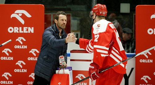 Mariusz Czerkawski często pojawia się na turniejach w Polsce, biorąc udział w promocji hokeja także wśród najmłodszych Polaków