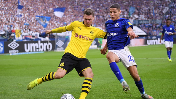 Łukasz Piszczek (Borussia D.) i Amine Harit (Schalke 04)