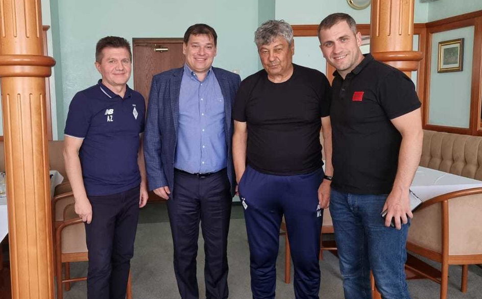 Od lewej: Arcadie Zaporojanu (szef "Fotbal Hebdo"), Grzegorz Gilewski (sponsor Radomiaka), znany trener Mircea Lucescu i Octavian Moraru.