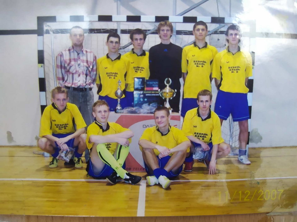 Dawid Szwarga (drugi od prawej w górnym rzędzie) jako młody zawodnik drużyny z Jastrzębia