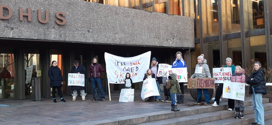 Demonstracja w obronie finansowania szkoły przed ratuszem w Molde