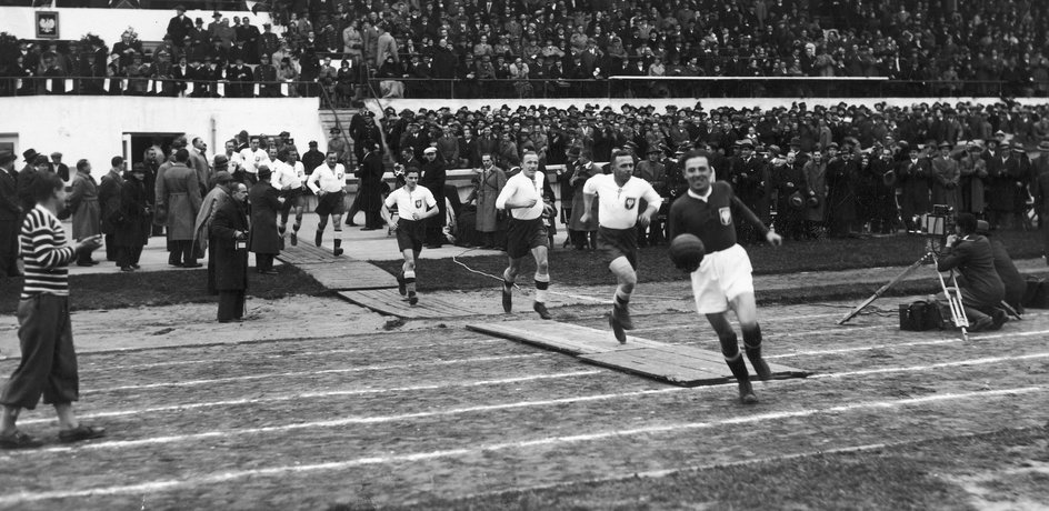 Piłkarze reprezentacji Polski wbiegają na boisko, od przodu: Spirydion Albański, Jan Kotlarczyk, Władysław Król, Michał Matyas