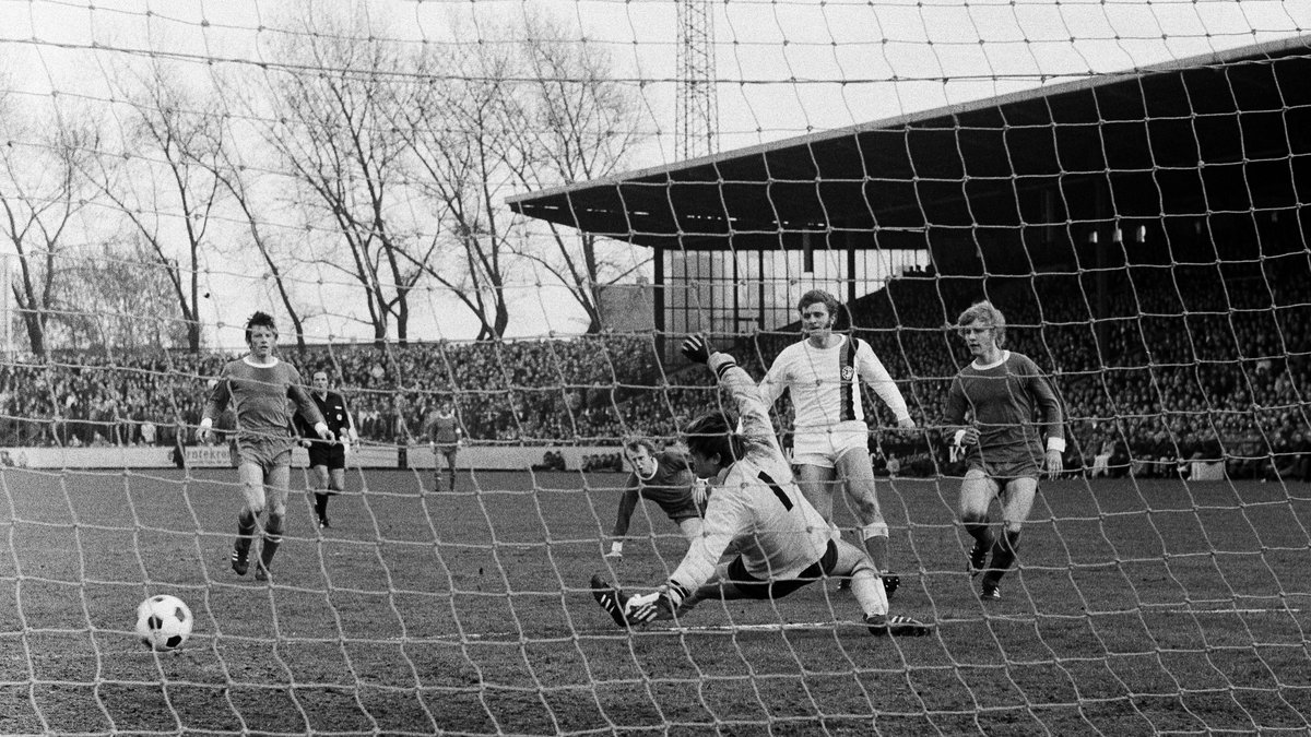 Waldemar Słomiany podczas meczu 1. Bundesligi Schalke - Arminia (0:1) 17.04.1971. Potem okazało się, że było to jedno z ustawionych spotkań w ramach wielkiej afery korupcyjnej w niemieckim futbolu