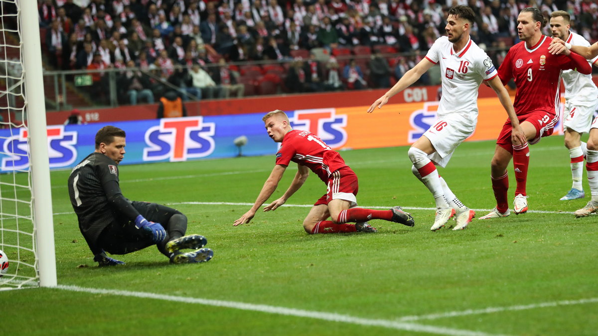 Andras Schafer (w środku) strzela gola na 1:0 w Warszawie