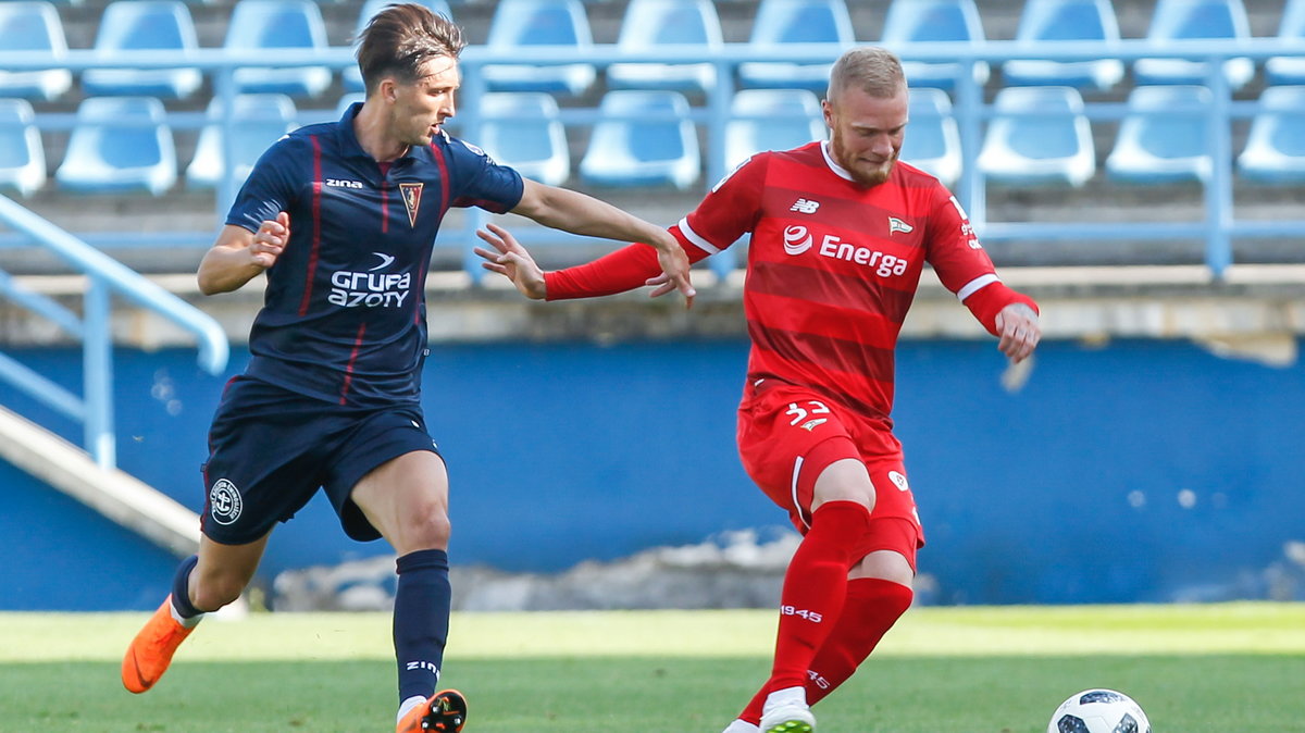 Cornel Rapa (z lewej) w meczu sparingowym z Lechią Gdańsk