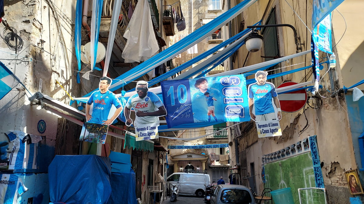 Kibice Neapolu niesamowicie przyozdobili ulicę miasta