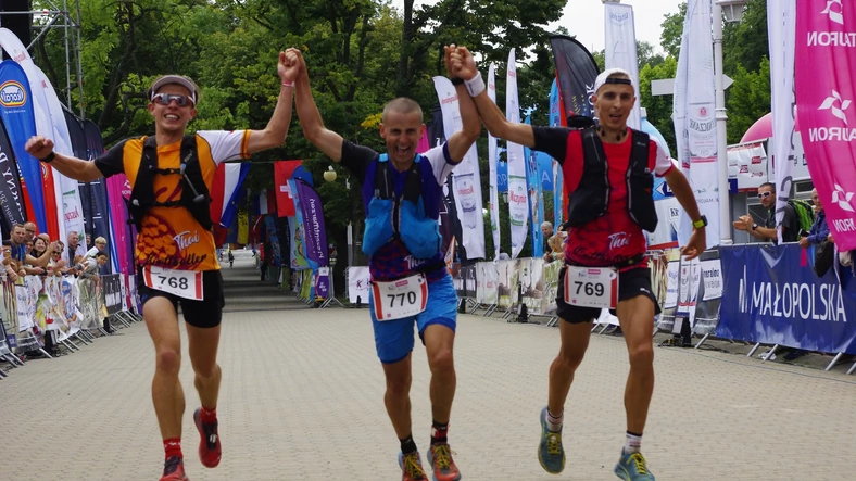 Kamil Leśniak, Piotr Uznański i Maciej Dombrowski na mecie drużynowego Biegu 7 Dolin - 100 km 