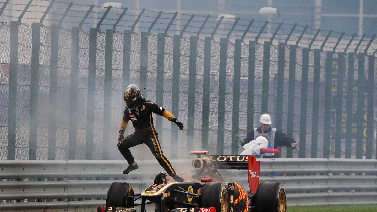 Nick Heidfeld ucieka z płonącego bolidu