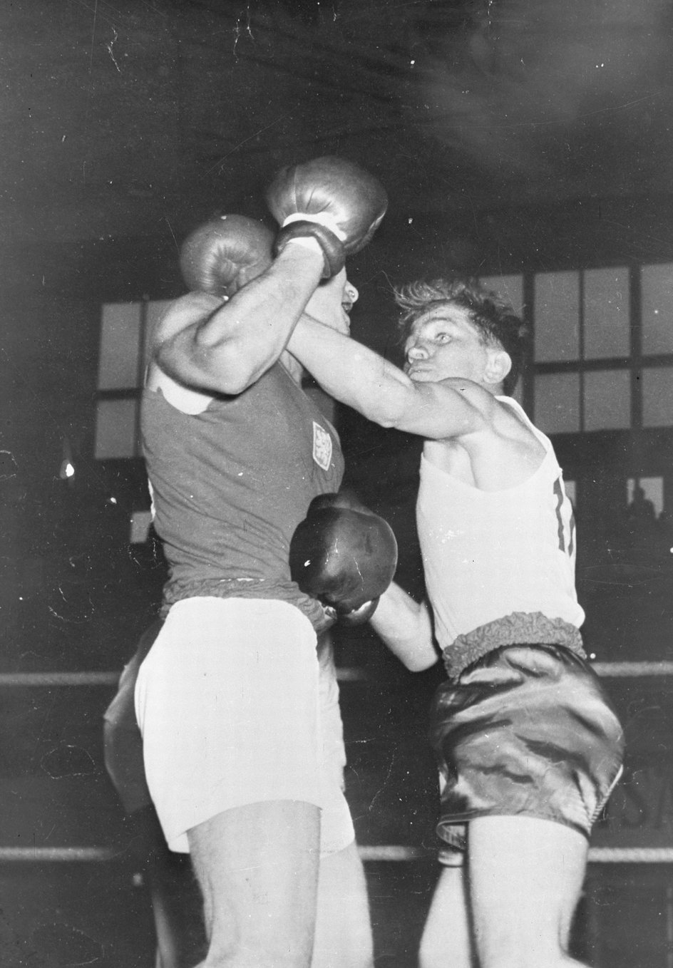 Zygmunt Chychła (z prawej) w ćwierćfinale pokonał Juliusa Tormę (Czechosłowacja), obrońcę tytułu mistrza olimpijskiego.