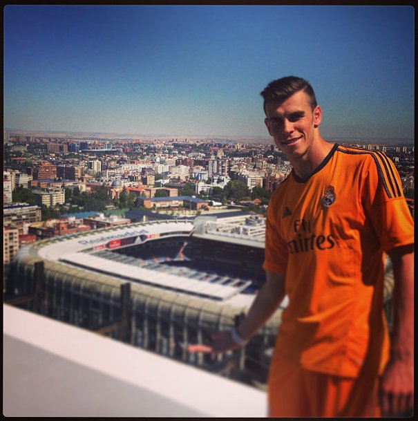 Bale na tle Estadio Santiago Bernabeu