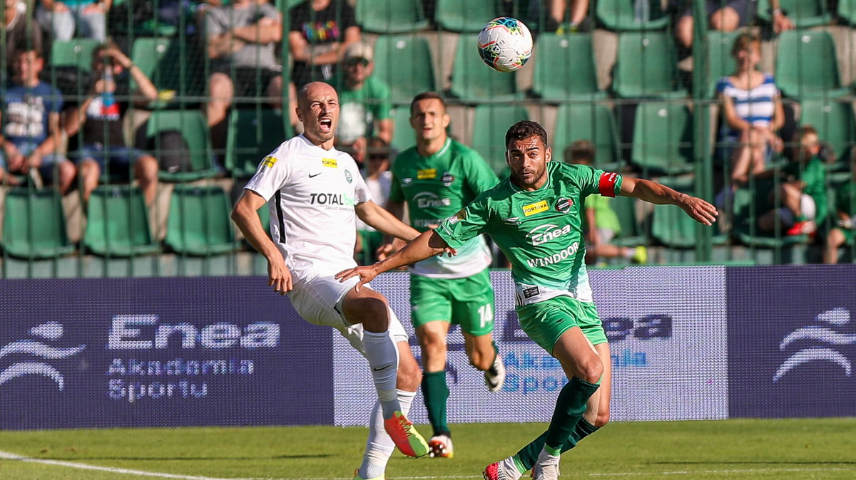 Warta Poznań wygrała w finale baraży z Radomiakiem Radom 2:0. (Łukasz Trałka w pojedynku z Leandro)