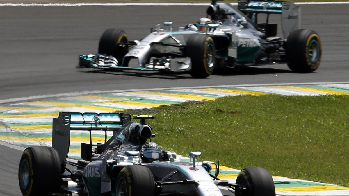 Nico Rosberg przed Lewisem Hamiltonem