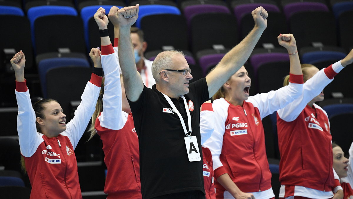 Arne Senstad i reprezentantki Polski