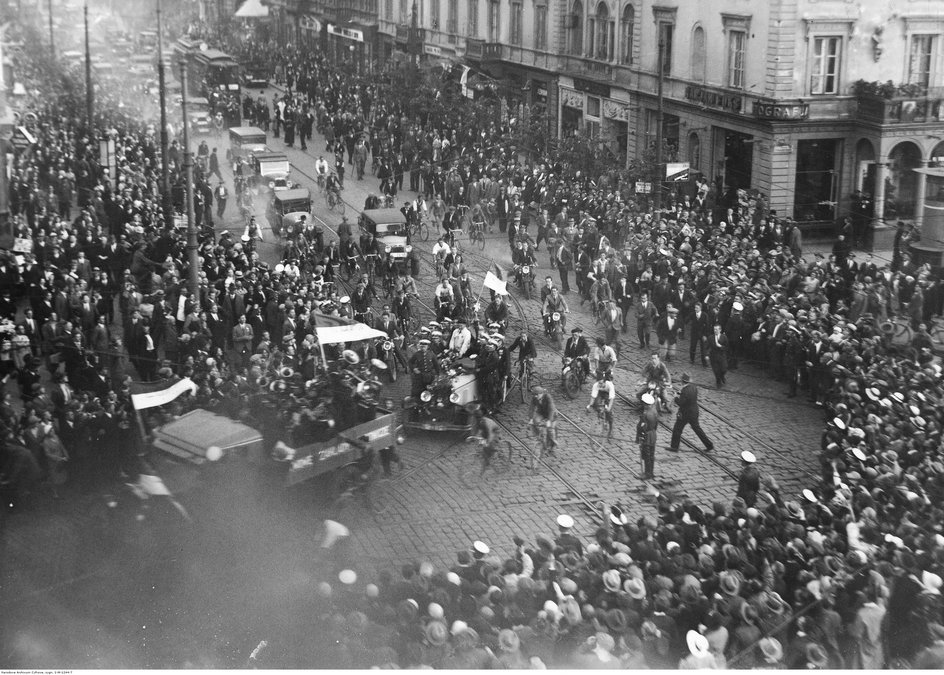 Po zwycięstwie w zawodach Challenge 1932 Franciszek Żwirko był przyjmowany w kraju jak bohater. Przez Warszawę przejechał odkrytym autem wśród wiwatujących tłumów. 