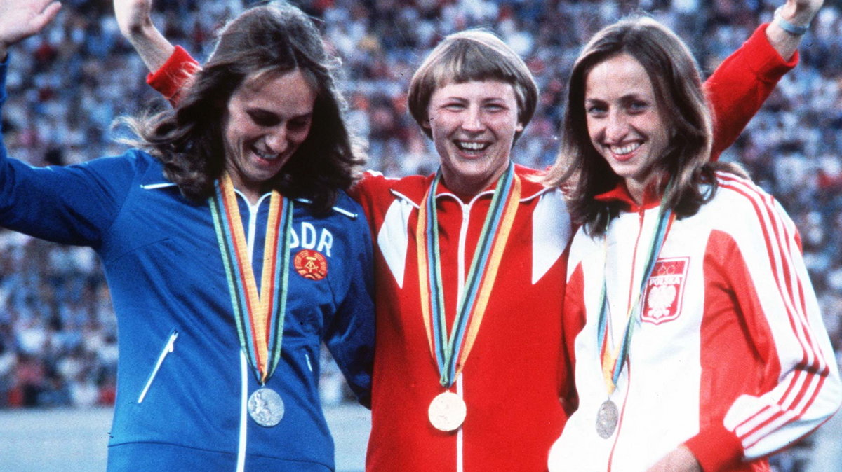 Podium igrzysk w Moskwie, od lewej: wicemistrzyni Johanna Klier, złota medalistka Wiera Komisowa oraz Lucyna Langer (1980 r.)