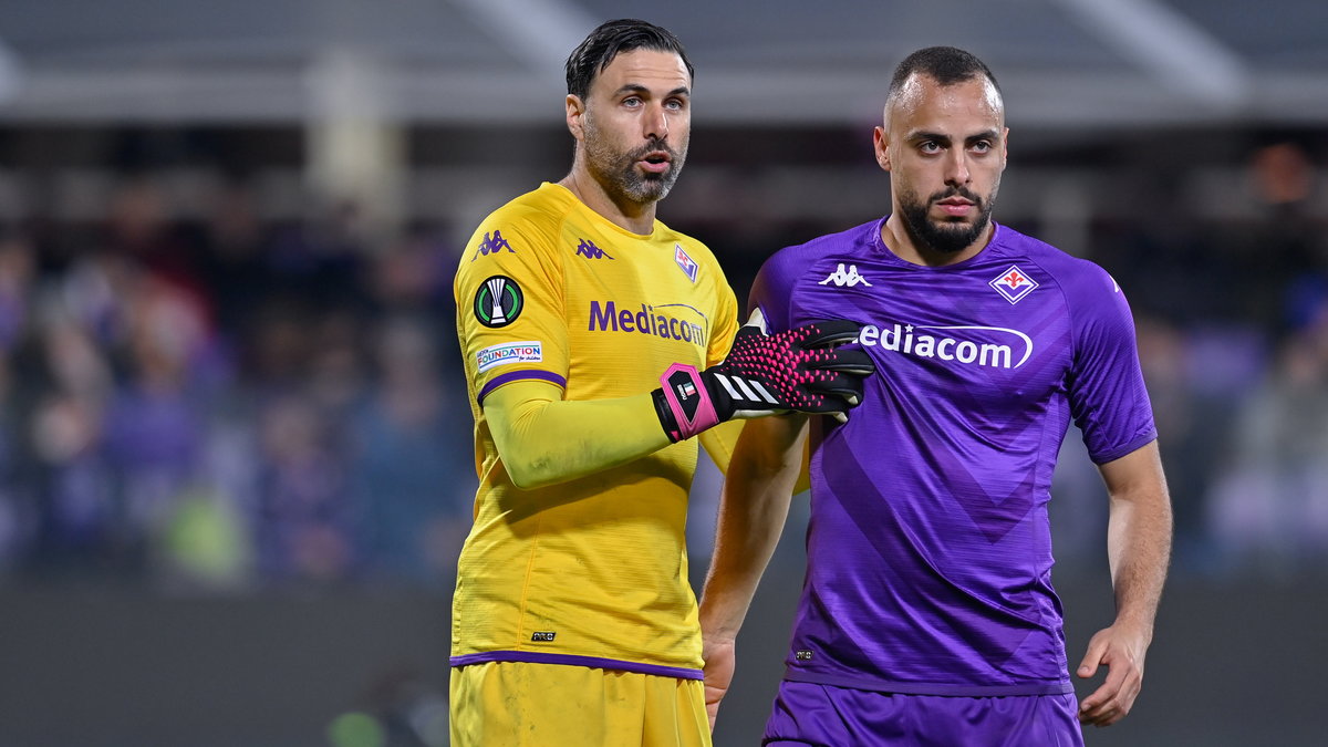 Salvatore Sirigu i Arthur Cabral (z prawej) podczas meczu ze Sportingiem Braga (3:2) w 1/16 finału Ligi Konferencji Europy.