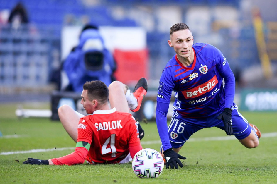 W tym sezonie ligowym Dominik Steczyk 12 razy wybiegał na boisko w podstawowym składzie. Teraz zawodnik Piasta jest kontuzjowany.