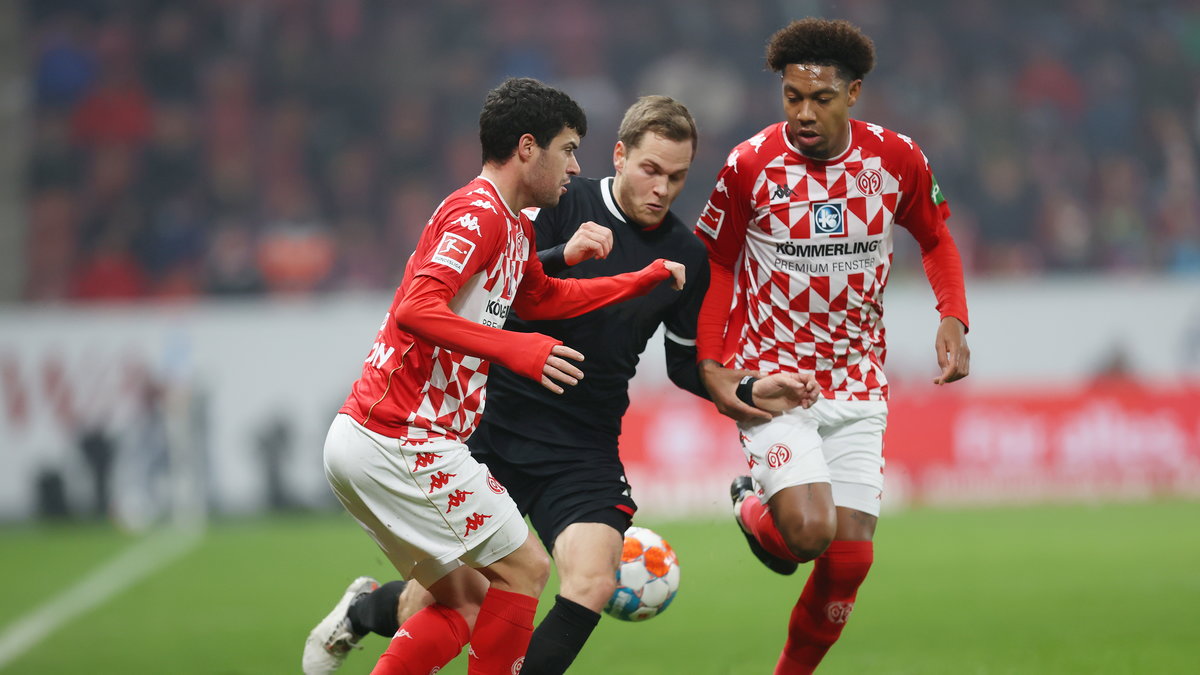 Piłkarze FSV Mainz, którzy próbują powstrzymać gracza FC Koeln