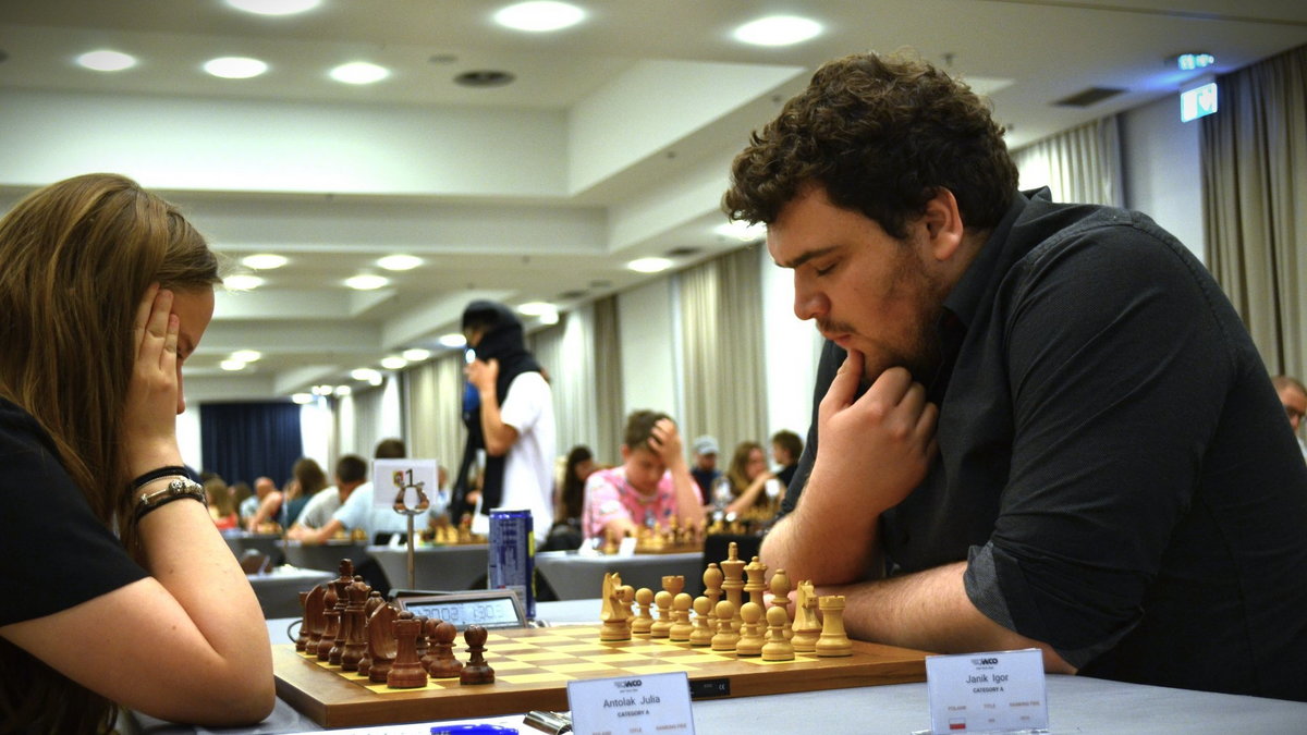 Zwycięzca klasyfikacji Open Igor Janik (po prawej) oraz najlepsza szachistka Warsaw Chess Open Julia Antolak