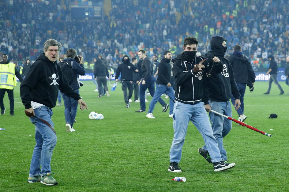 Ultrasi Udinese ruszyli z kijami i pasami na kibiców Napoli