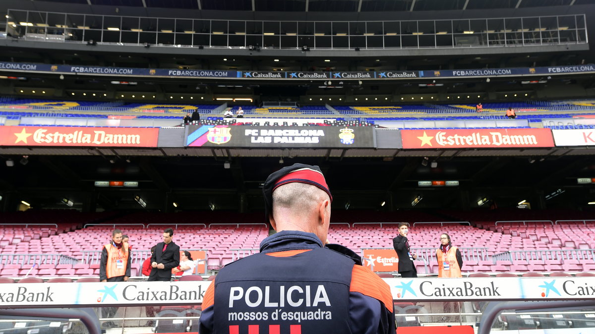 Policjanci na Camp Nou