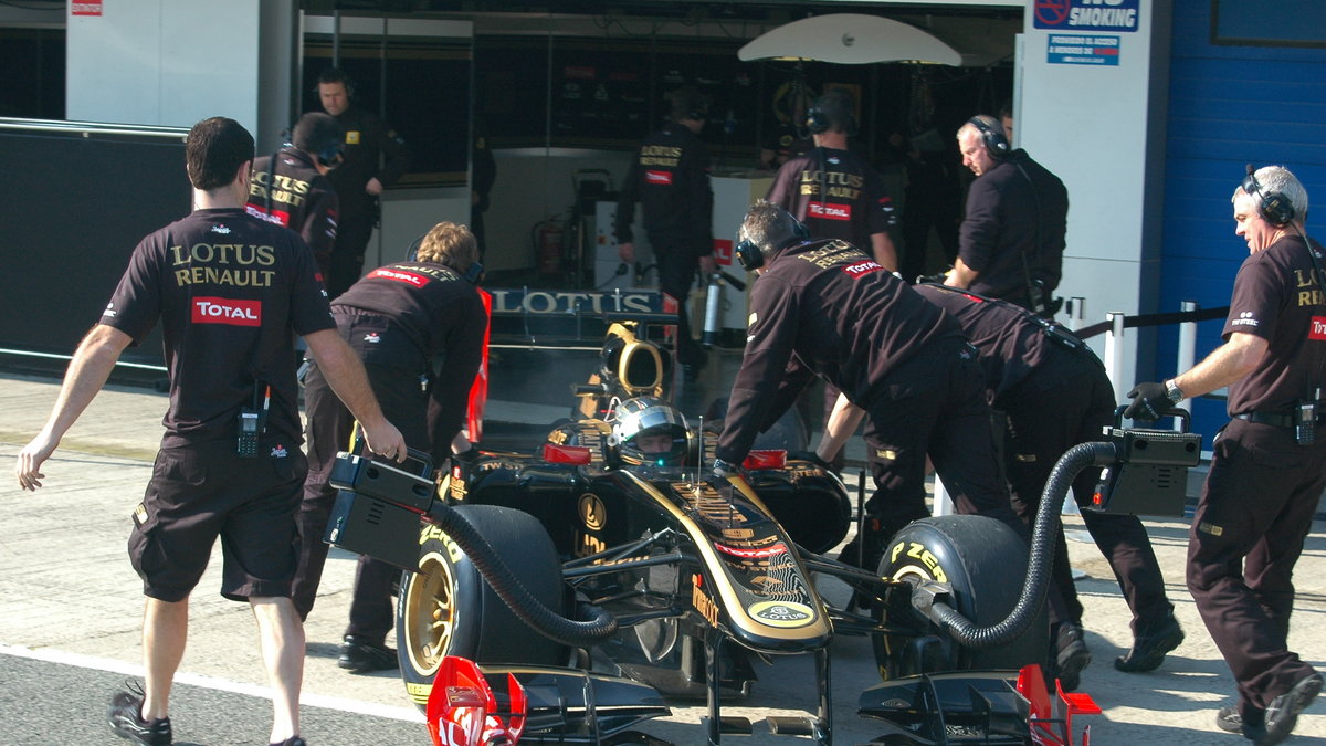 Nick Heidfeld w barwach Lotus Renault GP