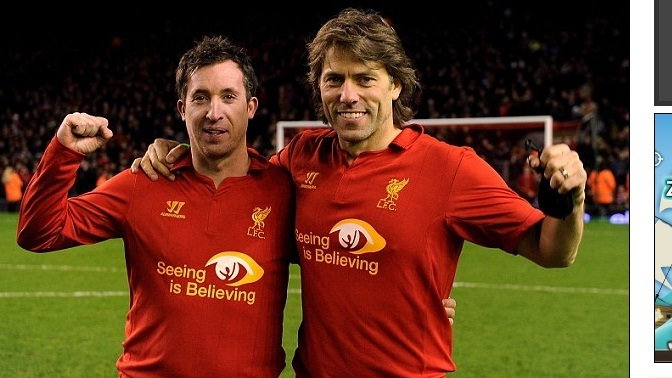 Robbie Fowler(L) i John Bishop /fot. Screen /dailymail.co.uk