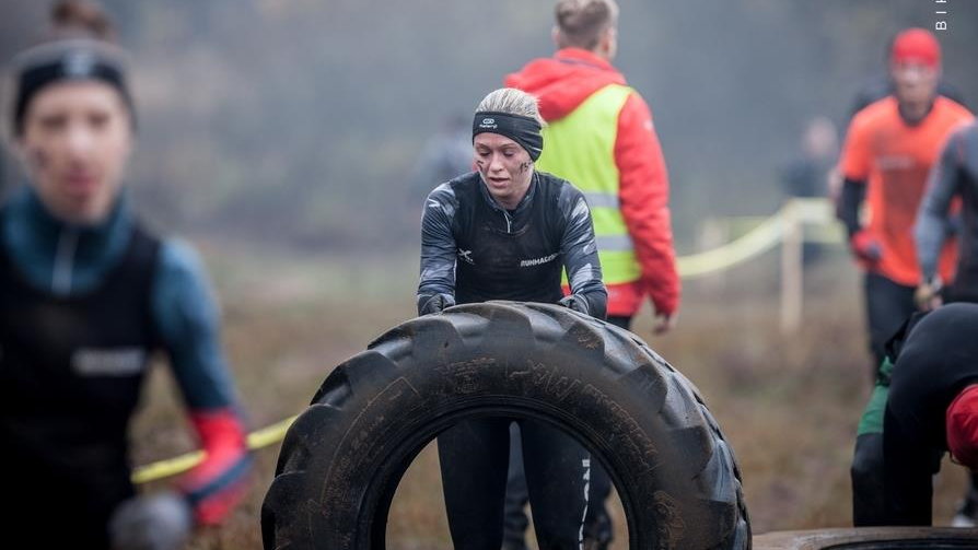 Uczestnicy zmierzyli się z 6-kilometrową trasą i ponad 30 przeszkodami