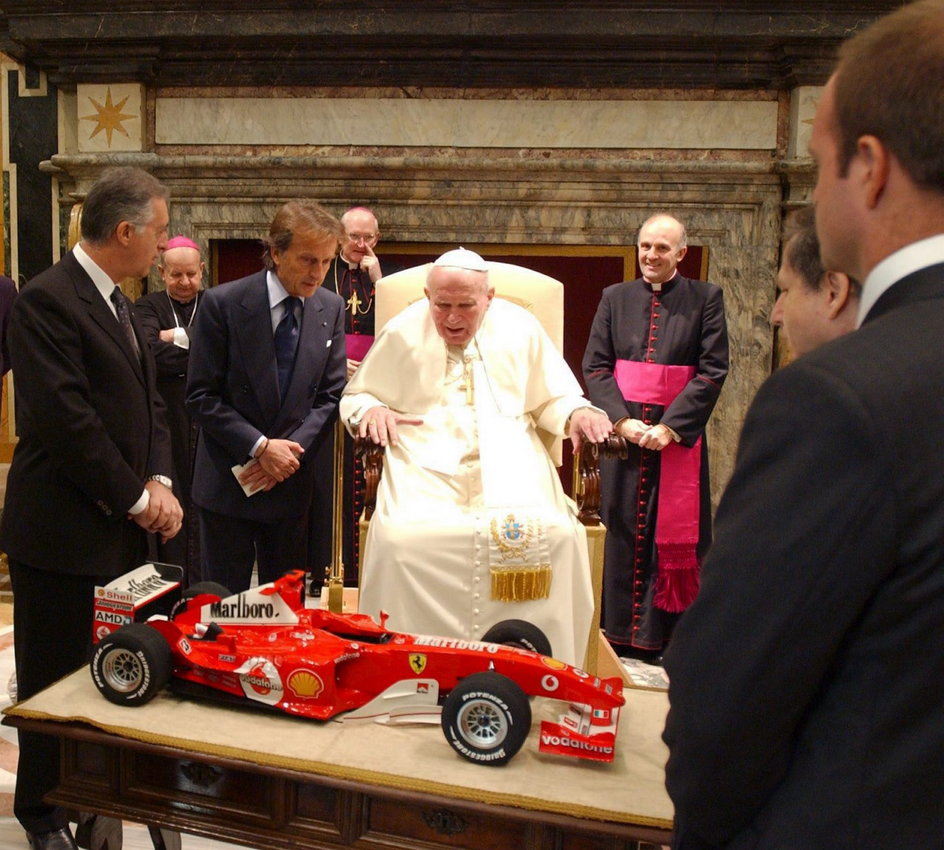 Papież Jan Paweł II ogląda otrzymany czerwony model-miniaturę w skali 1:5 najszybszego samochodu świata, wygrywającego wyścigi Formuły I podczas audiencji delegacji Ferrari w Sali Klementyńskiej w Watykanie 17 stycznia 2005 r.