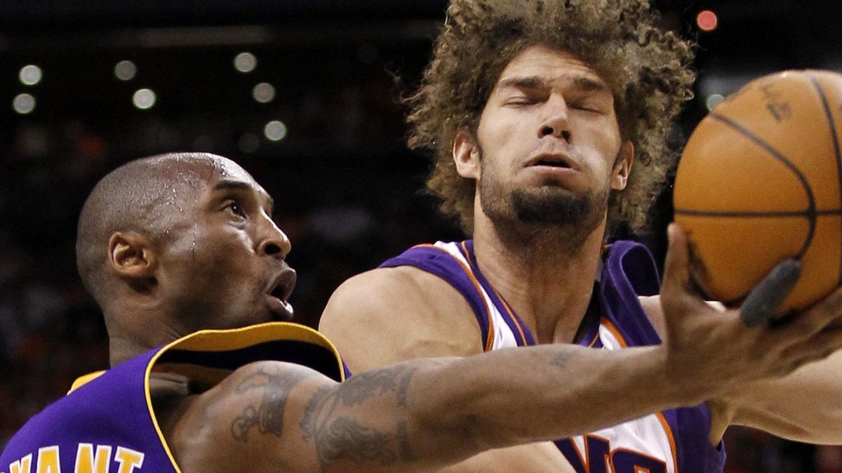 Robin Lopez (P) w starciu z Kobe Bryantem