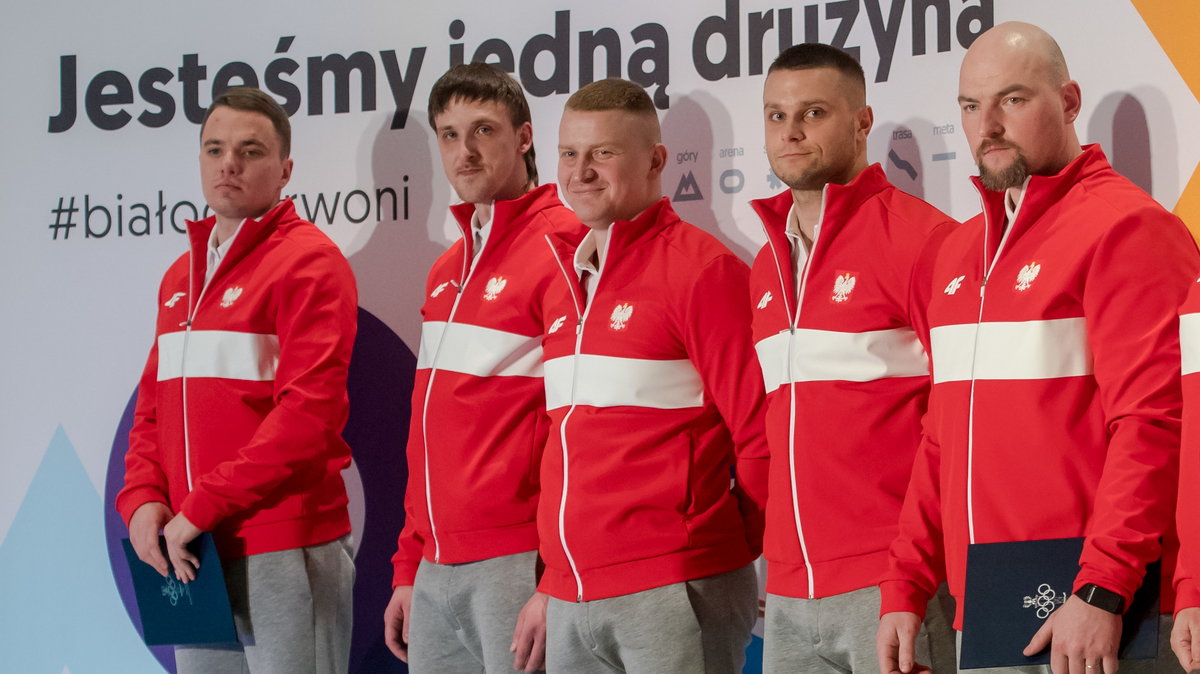 Od lewej: Mateusz Luty, Krzysztof Tylkowski, Łukasz Miedzik, Grzegorz Kossakowski i trener Janis Minins przed wyjazdem na ZIO w Pjongczangu. Dziś nikogo z nich nie ma w polskich bobslejach