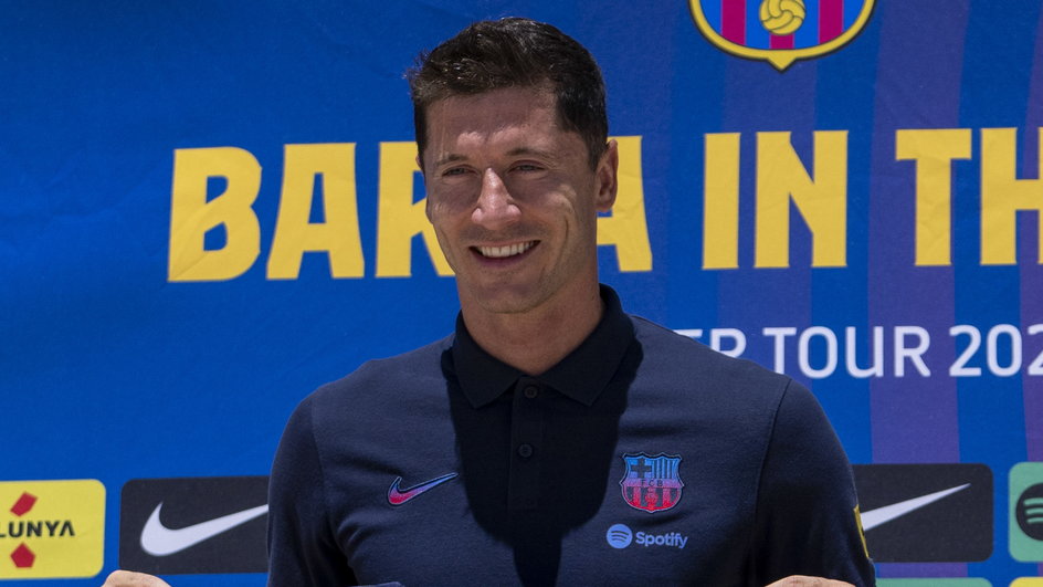 Robert Lewandowski pozujący z koszulką Barcelony (20 lipca 2022 r.)