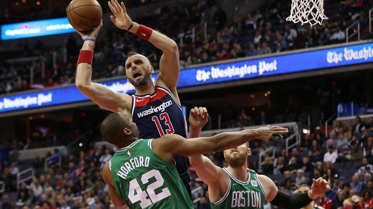 Marcin Gortat w meczu z Boston Celtics