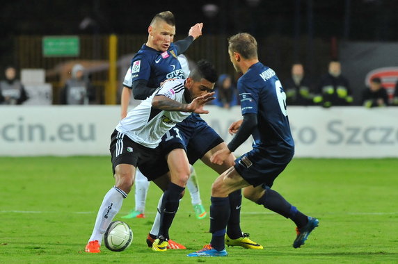 PIŁKA NOŻNA LIGA POLSKA POGOŃ SZCZECIN LEGIA WARSZAWA (Raphael Augusto Rafał Murawski Marcin Robak)