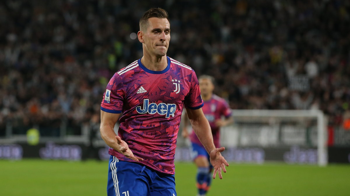 Arkadiusz Milik cieszy się z trzeciego gola w tym sezonie Serie A