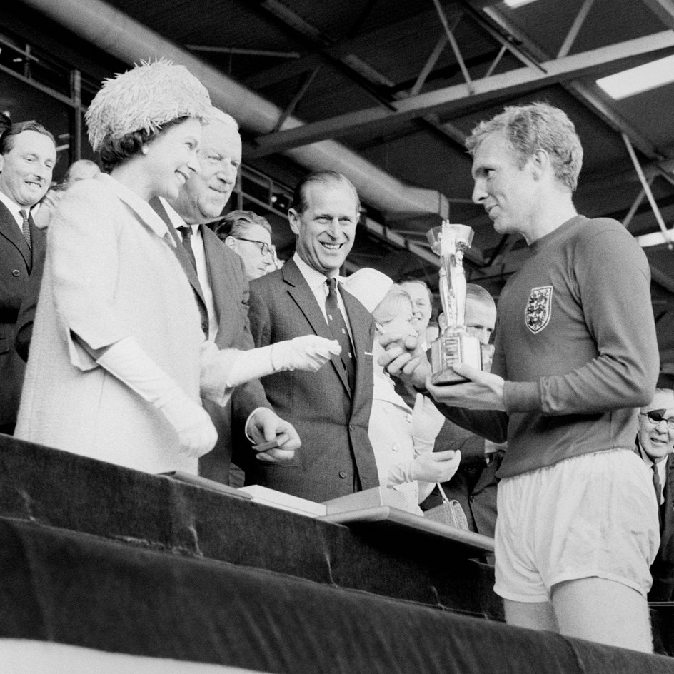 Królowa i kapitan piłkarskiej reprezentacji Anglii w roli mistrza świata. Prawdopodobnie najważniejszy moment w angielskim sporcie w XX w.