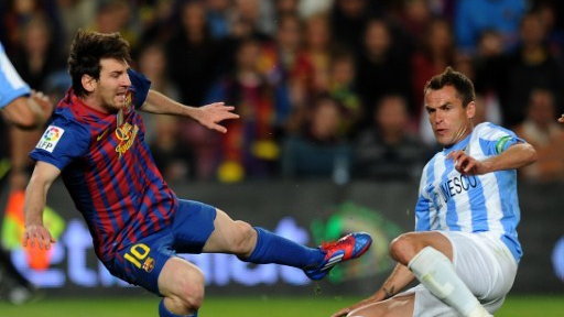 Lionel Messi w walce z Joaquinem Sanchezem