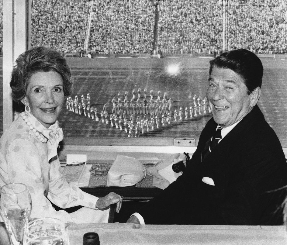 Para prezydencka Nancy i Ronald Reagan w loży podczas ceremonii otwarcia igrzysk olimpijskich w Los Angeles