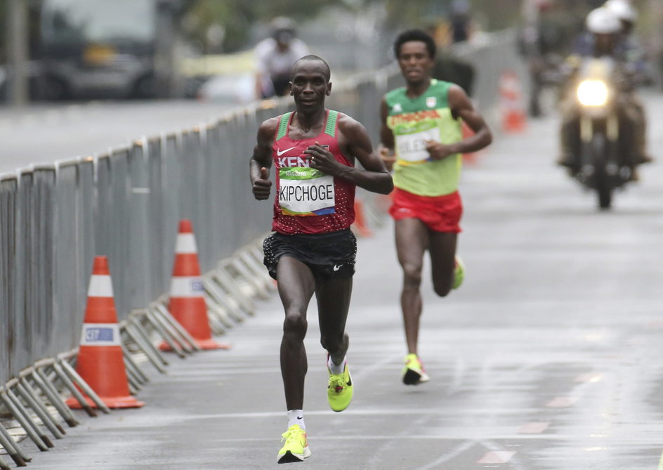 Eliud Kipchoge i Feyisa Lilesa (z tyłu), a także trzeci w maratonie w Rio Galen Rupp biegli w Nike Vaporfly Elite