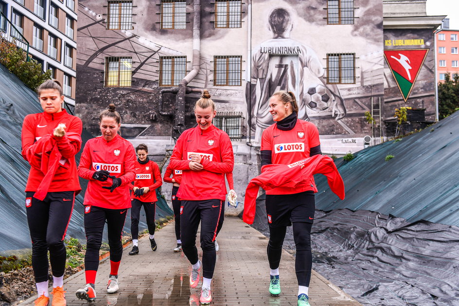 Mural na piłkarskim obiekcie to raczej rzadki widok. Reprezentantki Polski mogły się z nim zapoznać przy okazji meczu z Hiszpankami.