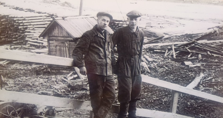 Czesław Kwieciński (po prawej) w tartaku na Syberii