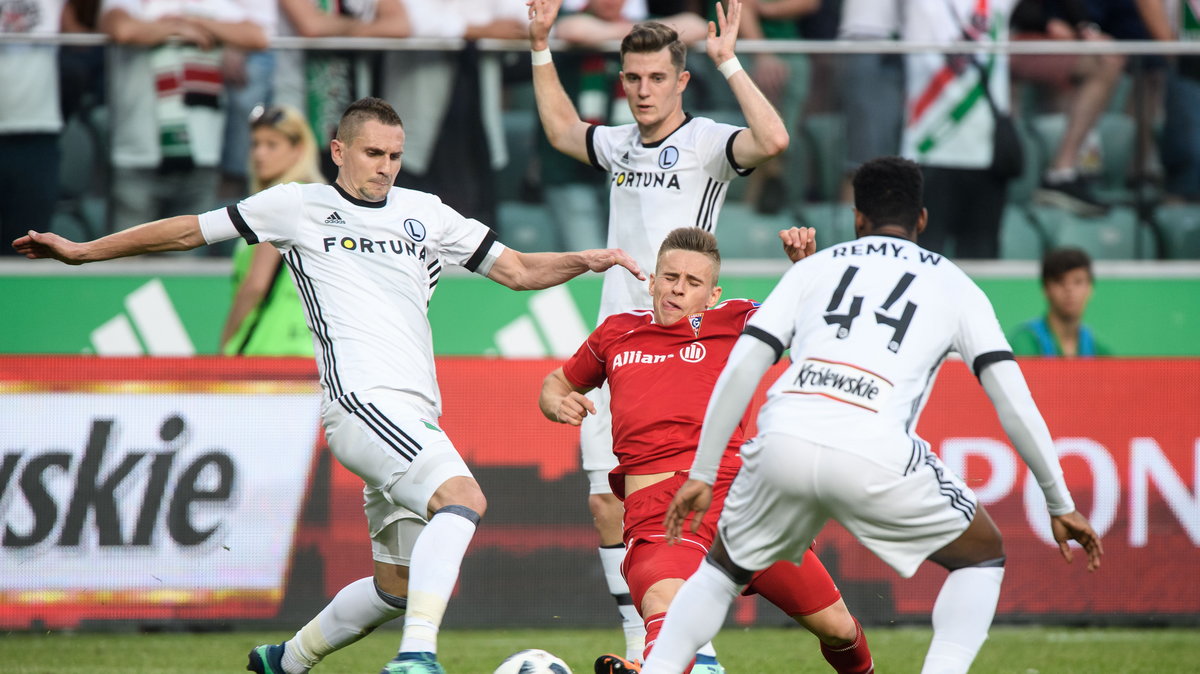 Legia Warszawa to jeden z zespołów, który ostatnio zmienił ustawienie na takie z trójką obrońców