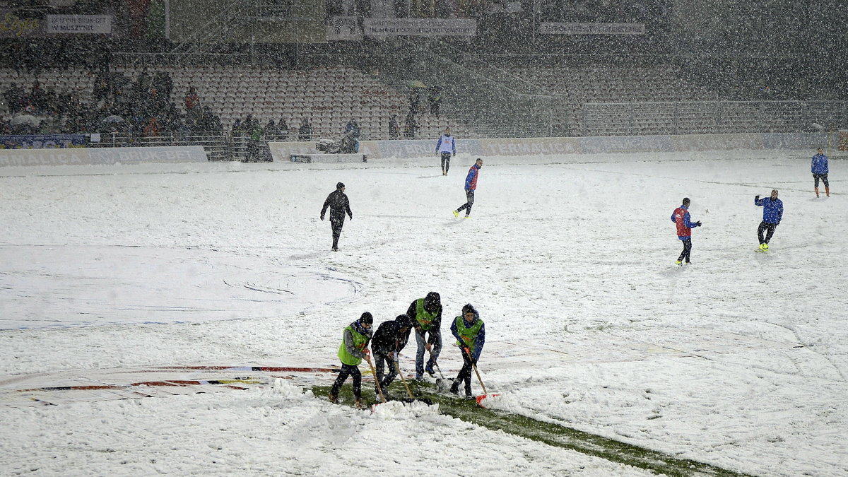 PIŁKA NOŻA TERMALICA BRUK-BET JEGIELLONIA BIAŁYSTOK (stadion Termaliki Bruk-Bet śnieg)