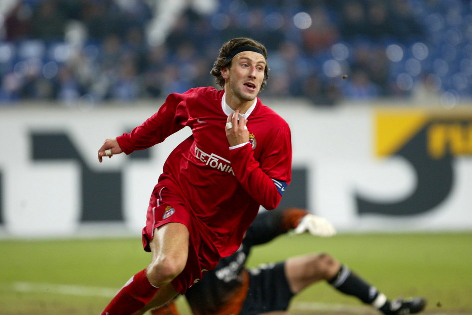Kamil Kosowski po strzelonym golu przeciwko Schalke 04 w Gelsenkirchen (10 grudnia 2002 r.)