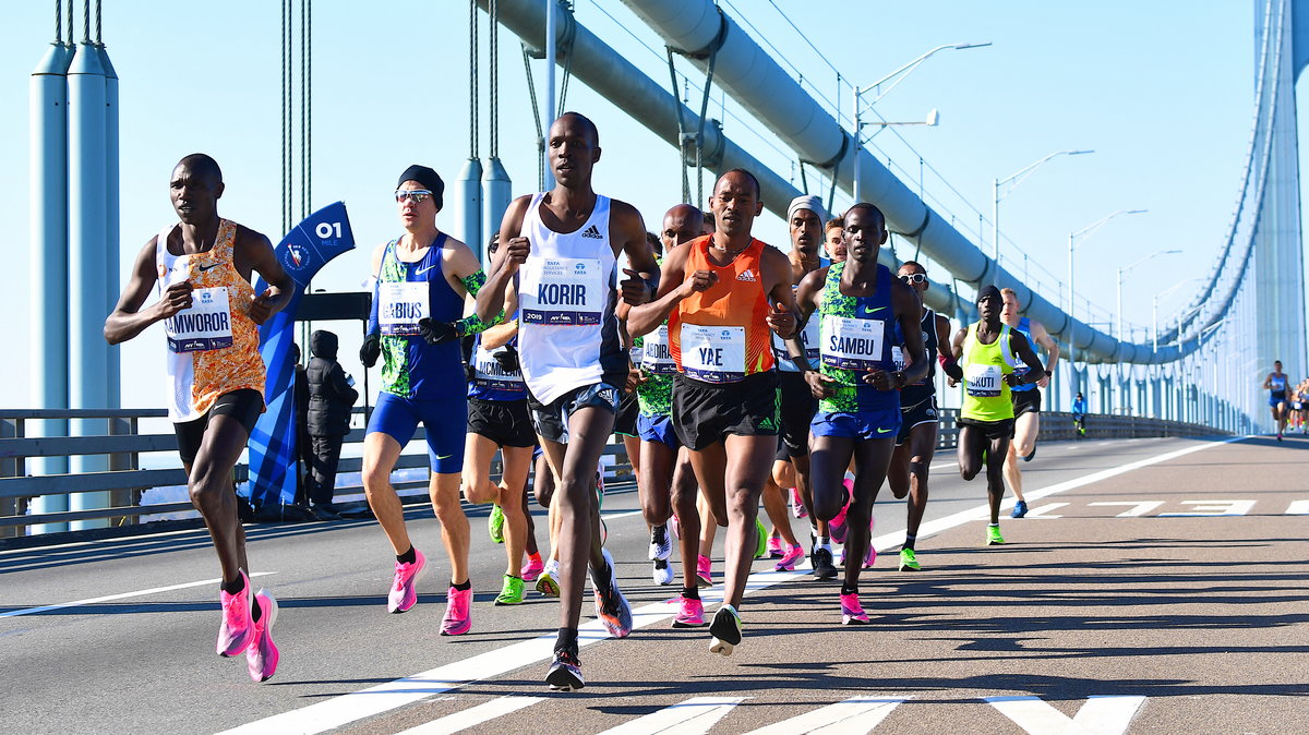 Albert Korir (biała koszulka) podczas maratonu w Nowym Jorku