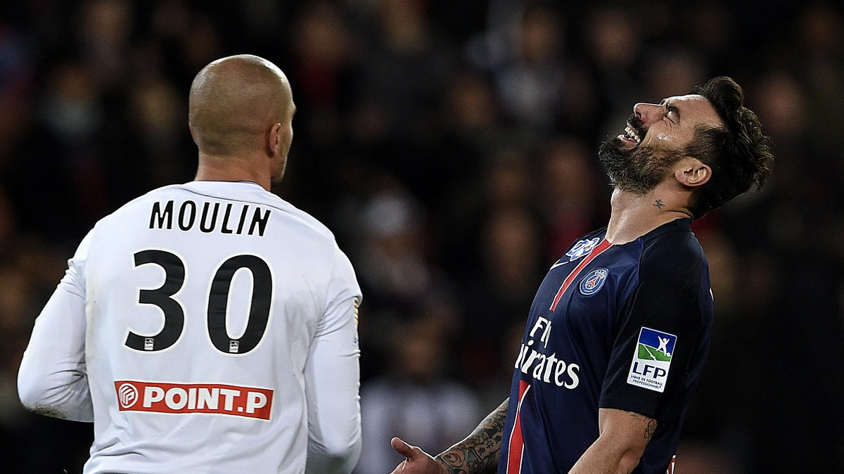 Paris Saint-Germain's Argentinian midfielder Ezequiel Lavezzi (R) reacts during the French League Cup football match between Paris Saint-Germain (PSG) and Saint-Etienne (ASSE) at the Parc des Princes stadium in Paris on December 15, 2015. AFP PHOTO / FRAN