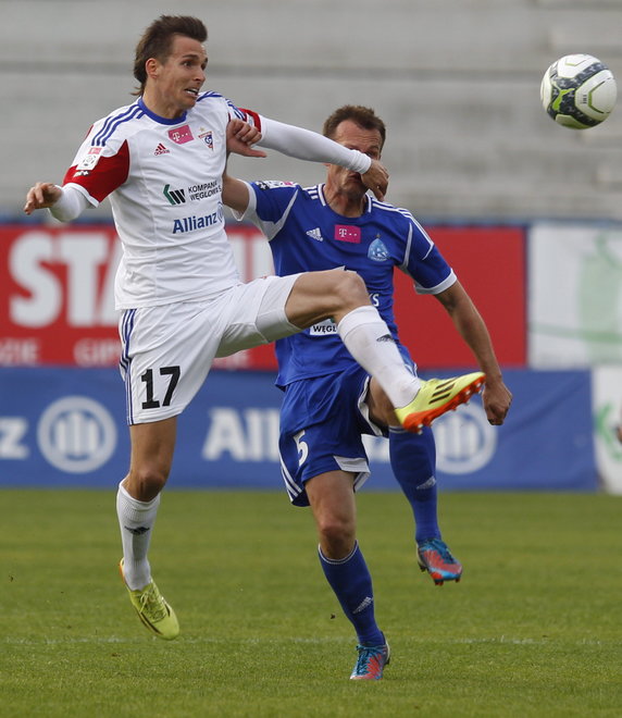 PIŁKARSKA EKSTRAKLASA GÓRNIK ZABRZE KONTRA RUCH CHORZÓW (Paweł Olkowski Marek Zieńczuk)