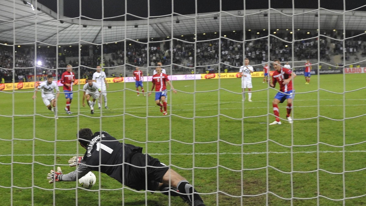 Nemanja Vidić nie strzela karnego przeciwko Słowenii. Broni Samir Handanović.